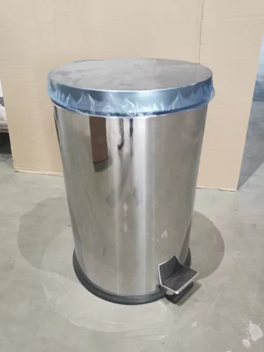 ENYHÉN SÉRÜLT Rozsdamentes acél pedálos szemetes, kivehető műanyag vödörrel, 30L, fényes