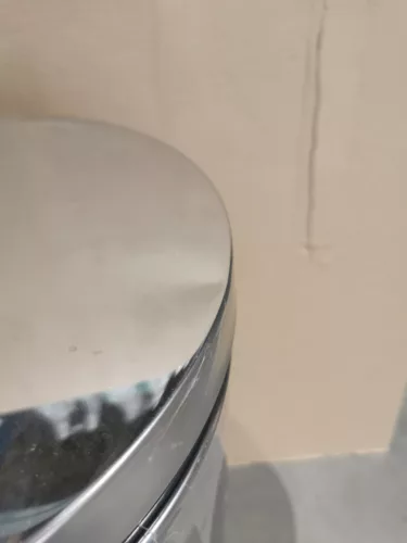 ENYHÉN SÉRÜLT Rozsdamentes acél pedálos szemetes, kivehető műanyag vödörrel, 30L, fényes